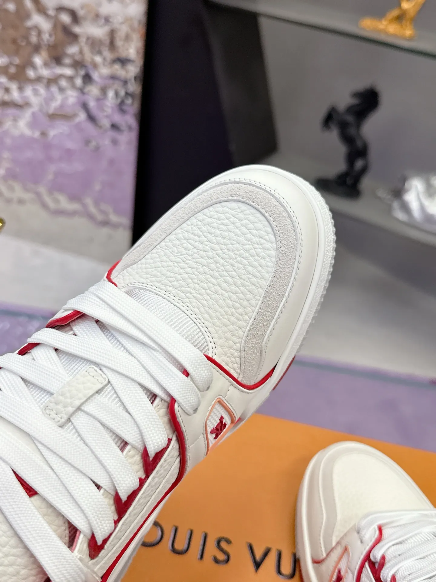 Factory price: 760💰 (latest color) This LV Trainer sneaker is made of grained cow leather, and uses vibrant colors to pay tribute to Virgil Abloh’s original classic inspired by retro basketball shoes. The upper is embellished with rubber LV letters and Vuitton logo, and the outsole is decorated with Monogram flowers. Exquisite packaging at the delivery counter🛍📦 ▪️Fabrics: Original customized first-layer cowhide ▪️Inner lining: Original customized breathable mesh lining ▪️Outsole: Original molded two-color TPU combination outsole ▪️Sole thickness: 3CM ▪️Size: Women's 35-40 Men's 38-46